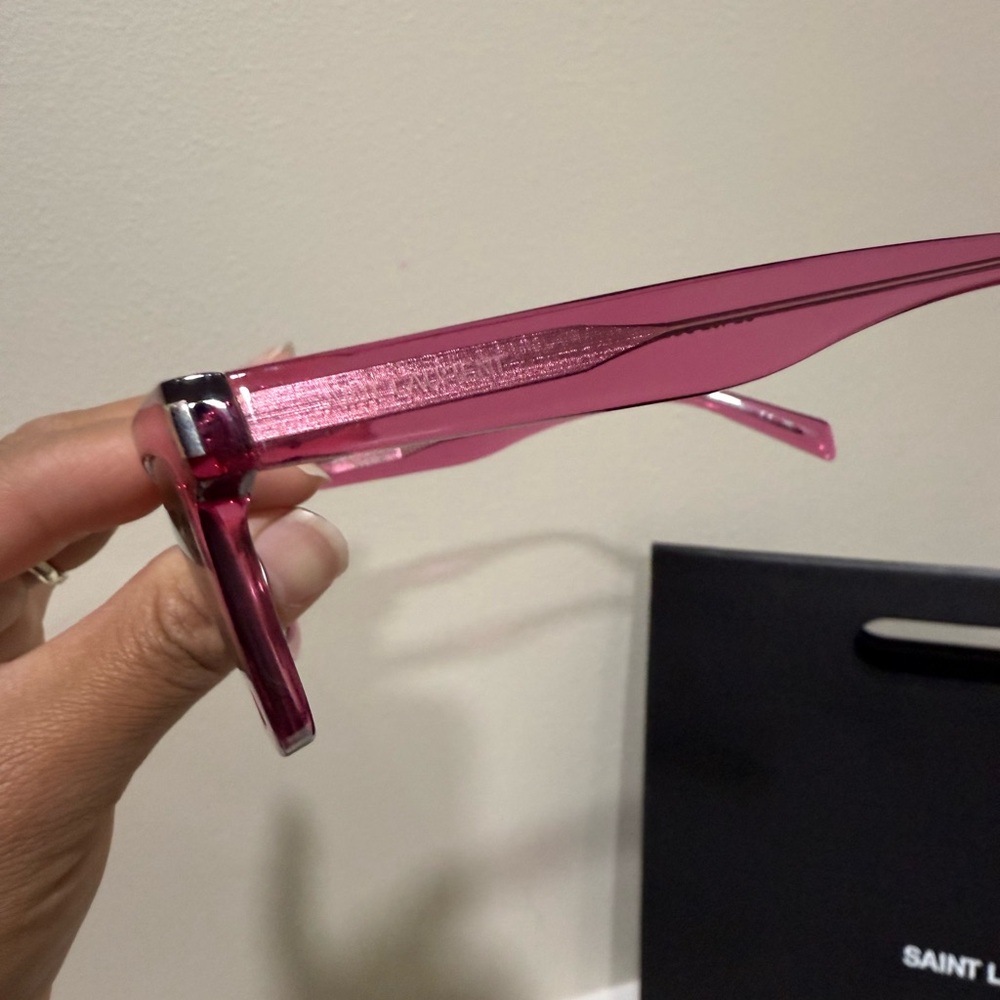 Saint Laurent Pink Cat-Eye Sunglasses with Modern Design - Picture 4 of 7